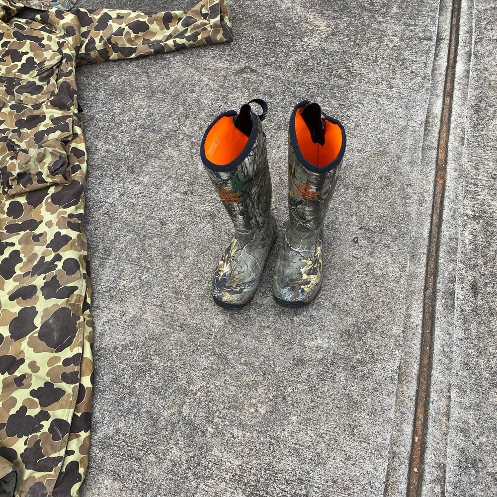 Hunters jumper Xl with men’s size 7 boots.